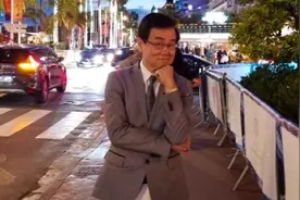 74岁黄百鸣近照曝光，和好友海上出游开派对，与美女合影腹肌抢镜图片