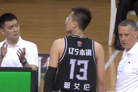 这就是男篮领袖？郭艾伦愣1秒空中撤凳子，队友重伤周琦置身事外图片