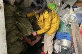 丈夫瘫痪7年成废人，“好心”媒人劝妻子改嫁遭怒怼：我们很幸福图片