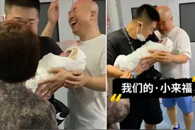 刘能当爷爷，产房门口激动的又哭又笑，出了产房先看妈妈还是孩子图片
