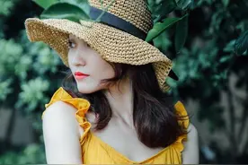 那年一群男人破门而入后，漂亮的她成为了精神病患者图片
