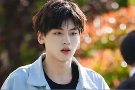 翟潇闻壁纸：一笑涨粉五万的男人图片