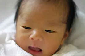 我们那有个风俗：谁家生孩子了在门上拴个红布条，我出生时爹怕我活不了，不让拴图片