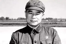 杨勇任兵团司令员，他不服气？邓小平：你是个好将军，当副职合适图片