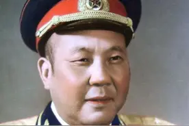 赵章成：目不识丁屡建奇功，用三炮挽救长征，墓前放着迫击炮模型图片