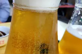 早晨发誓戒酒，晚上又喝光一桶，青岛人太难了图片