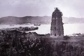 雷峰塔轰然倒塌，神秘地宫被发现，塔下真的镇压了白娘子吗？图片