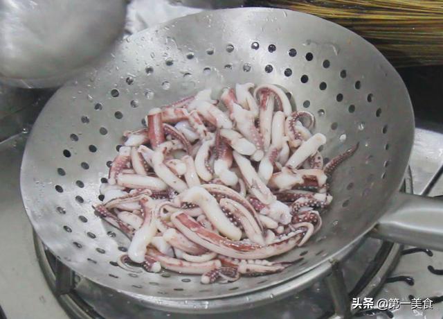 厨师长做道爆炒鱿鱼，脆嫩无腥味，几分钟做一盘，看看你也会