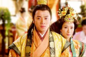 皇帝在梳头时感叹膝下无子，太监跪地相告：皇子在冷宫已经6岁了图片