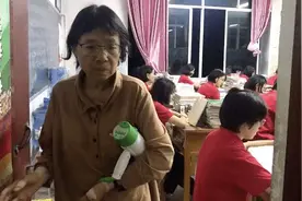 泪奔！张桂梅双手贴满膏药：“只要还有一口气，我就要站在讲台上，倾尽全力、奉献所有，九死亦无悔！”图片