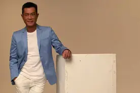 49岁古天乐又黑了，近照黑到看不清五官，晒黑原因太真实图片