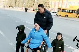 残疾妈妈为了要孩子做了试管婴儿，生了一对双胞胎，每天都很幸福视频封面