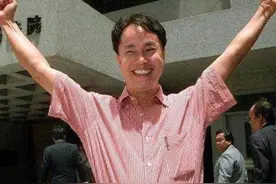 张子强开了间金铺，却被同伙打劫，事后他获赔900万，笑着说8个字图片