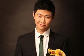 赵荀是条汉子，断骨依然不忘工作，是名好演员图片