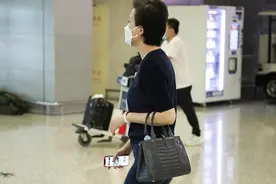 52岁杨澜身材依旧完美，穿牛仔裤显妙曼曲线，“少女腿”又细又直图片