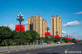 迎国庆 | 成都，红了！街头满是“中国红”！图片
