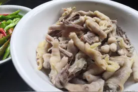 湖南农村爱吃的辣椒炒鸡脚做法，简单好吃客人喜欢图片