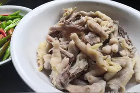 湖南农村爱吃的辣椒炒鸡脚做法，简单好吃客人喜欢图片