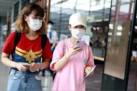 九球天后潘晓婷终于高调，穿健美裤在机场秀身材，拎2万5包超阔气图片