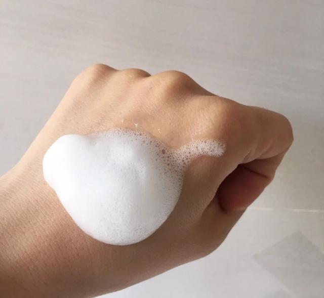 女人护肤要趁早，这几款氨基酸洁面和精华，抗皱又美白