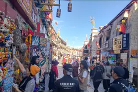 网红拍照打卡地，拉萨八廊街，小姐姐藏服写真天堂图片