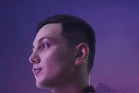 艾热在歌手当打之年表演《用音乐安慰你》奇袭旅行团乐队图片