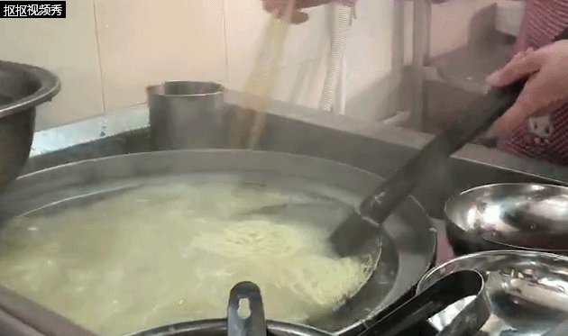 他们每天只做好一种云吞一碗面,深受寮步人的喜爱