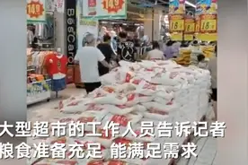 实拍郑州市民成箱购买方便面和水 购买者：有序排队没慌乱 超市供应充足图片
