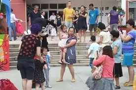 邓超送孩去幼儿园，边回头边偷偷流泪，孙俪：这是爱心泛滥了吗？图片