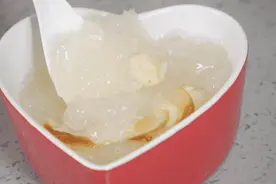 银耳莲子羹的简单做法，教你快速熬出粘稠胶质图片