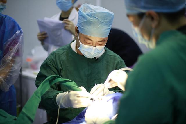 姘ㄥ熀閰镐唬璋㈢梾鐨勬偅鑰咃紝鍙戠梾鍚庣殑鐥囩姸琛ㄧ幇涓ラ噸锛屾湰鐥呰繕鏈夐仐浼犲€惧悜