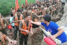 看了中国军人抗洪救灾，美国网友被深深折服：美军学都学不来图片