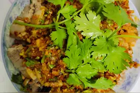 毛毛菜：五花肉或者屁股肉，料酒，姜，少许盐，花椒，大葱，煮熟图片