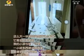 惊！电梯间瓷砖突然碎裂，险砸双胞胎宝宝图片