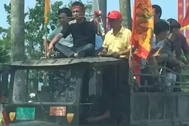 在现场看海南民俗“穿杖”图片