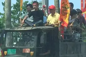 在现场看海南民俗“穿杖”图片