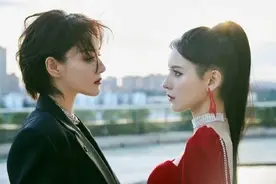 张馨予、张予曦合体表演，一红一黑引热议，张馨予守得云开见月明图片