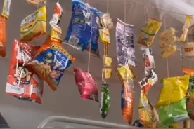 女大学生因“懒”出名，自制“零食帘”吃喝在床上，臭袜子攒一盆图片