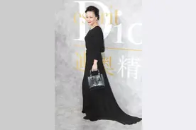 穿上迪奥的邬君梅风头盖过模特，只有168，看着比178的吕燕还高挑图片