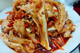 川菜“红油耳片”的家常做法，开胃下饭，比卤菜店买的实惠多了图片