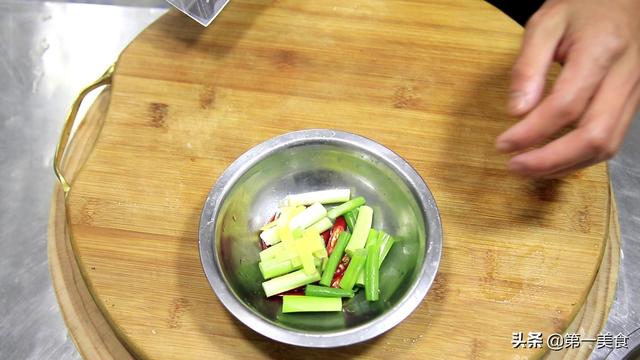 腰花这样炒脆嫩不腥臊，饭店的厨师长都这样做，男人聚会必备菜