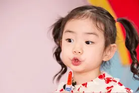 星二代中就服戚薇的女儿，长得可爱让人好想捏一下，很有优势图片