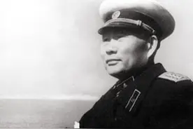 我军曾有一位军事天才，能让肖劲光给他当政委，粟裕给他当参谋长图片