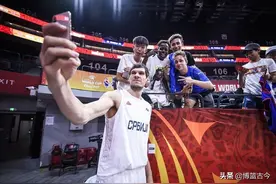 喝水像喝口服液，自拍不用自拍杆，NBA球员身材太夸张图片