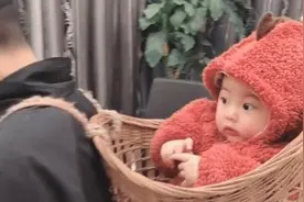 “背篓舅舅”带娃搓麻将走红，网友看到颜值后直呼：娃缺舅妈吗？图片