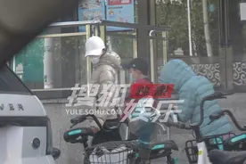 袁泉带10岁女儿玩耍却不见夏雨，女儿腿长气质佳，继承爸妈基因图片