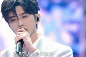 明星状况比晚会更精彩：有人打绷带上台，有人边唱边抖，有人抢戏图片