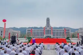 占地1000亩！投资近40亿！成都理工大学"新校区"开校，市委书记、市长出席！图片