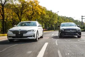 新车 | 宿敌对决！首试2021款宝马5系对比奔驰E级图片