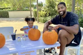 科勒·卡戴珊开派对，和NBA前任甜蜜互动，芝加哥给自己涂鸦图片